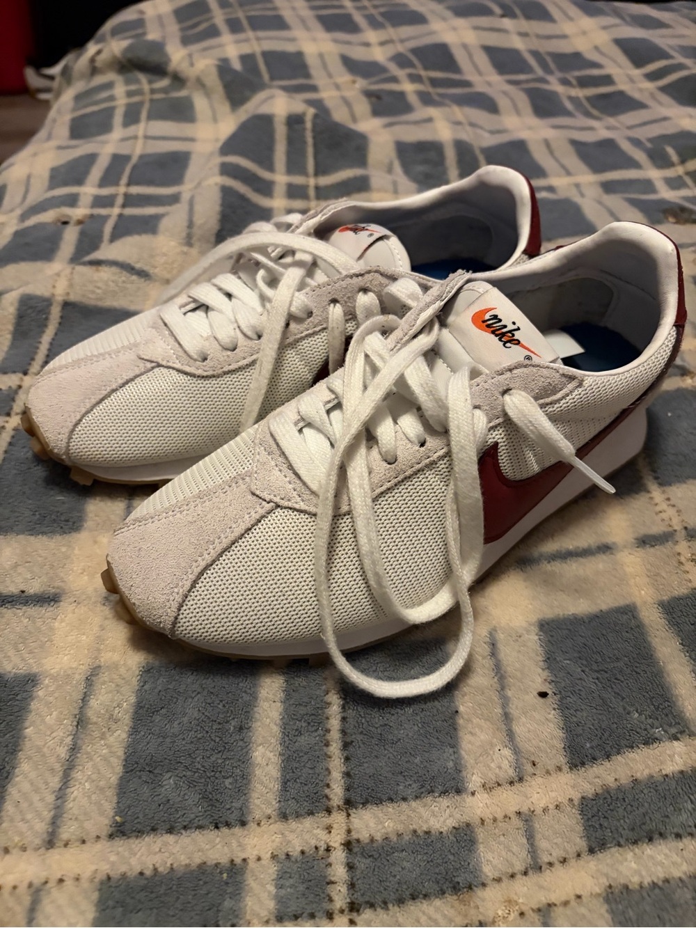 Nike women’s 7  White Sneakers with Red Swoosh Euc live with smoker may smell